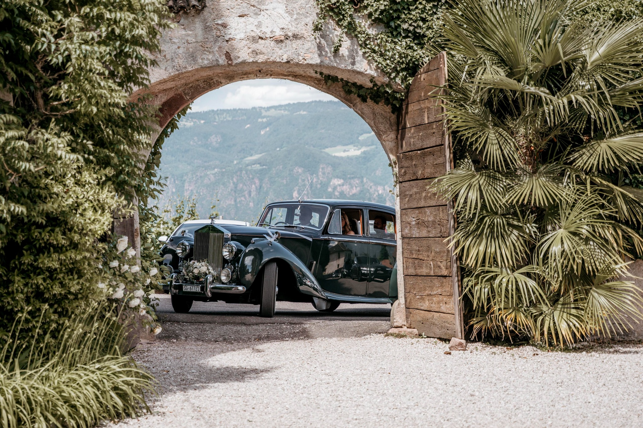 L’auto d’epoca all’ingresso della tenuta