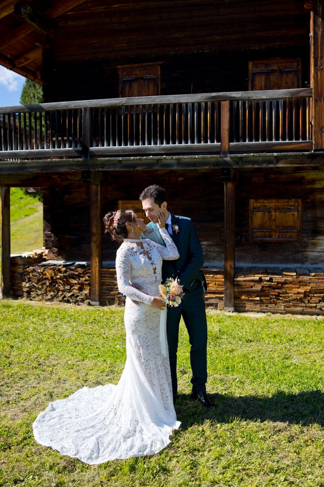 Viviana e Davide abbracciati tra le baite