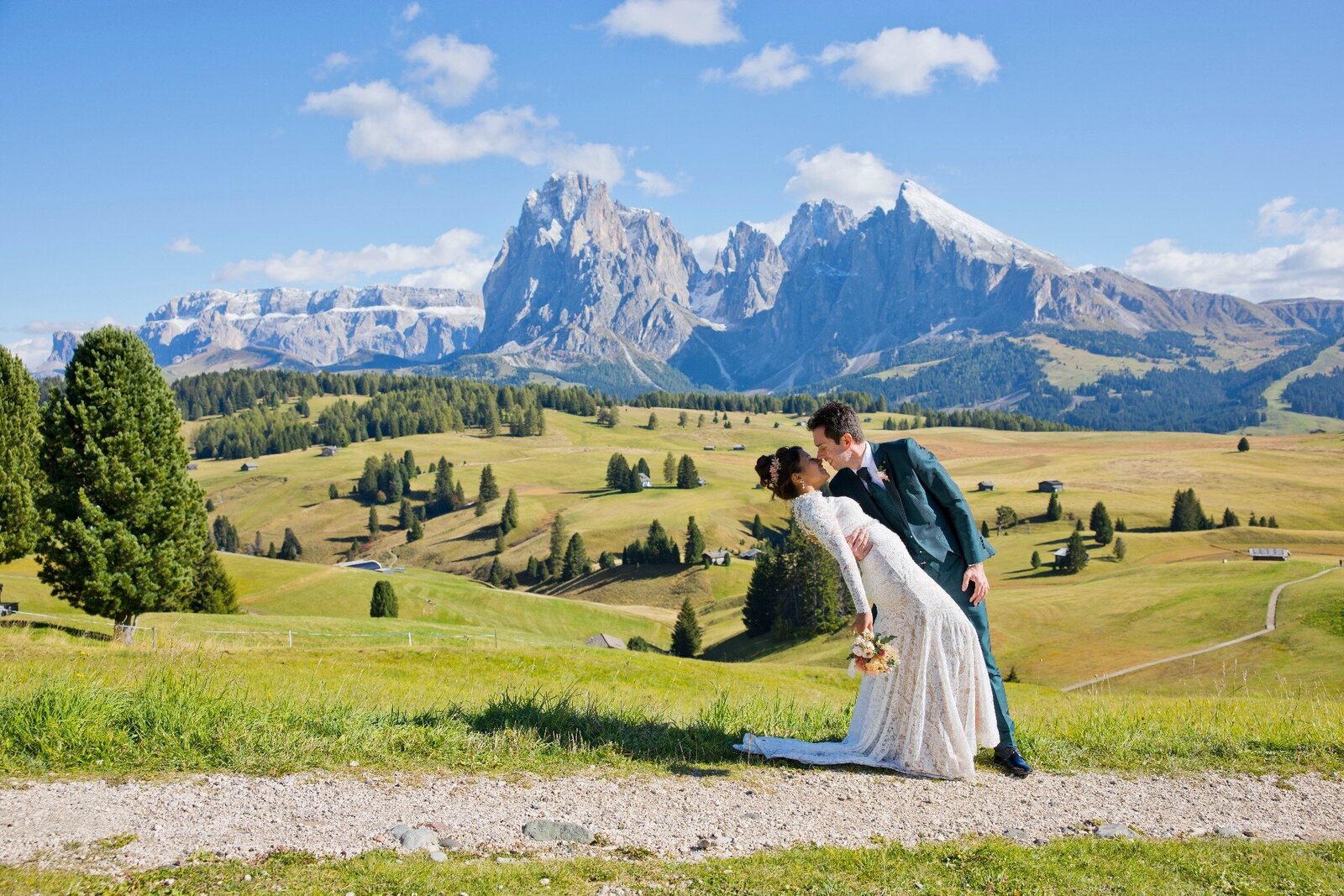 Viviana e Davide felici davanti alle Dolomiti