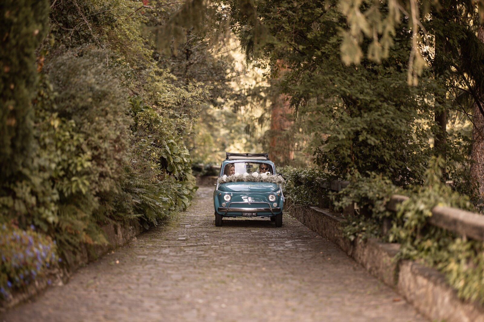 L’arrivo degli sposi lungo il viale alberato