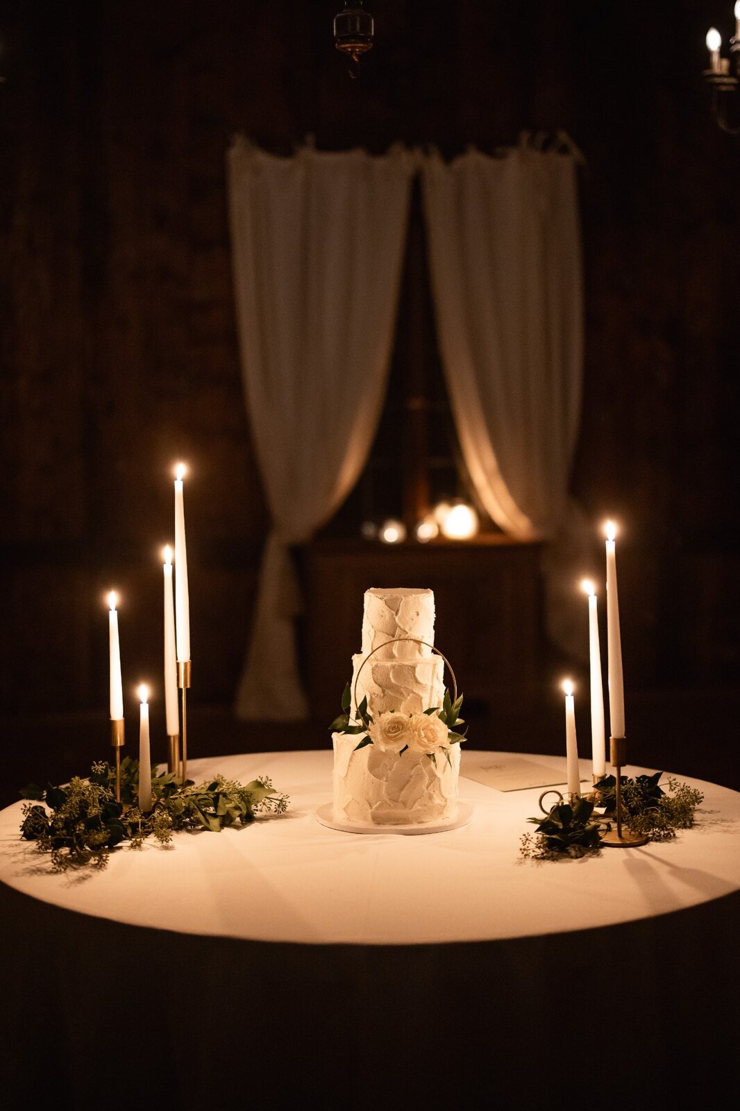 La torta nuziale illuminata dalle candele