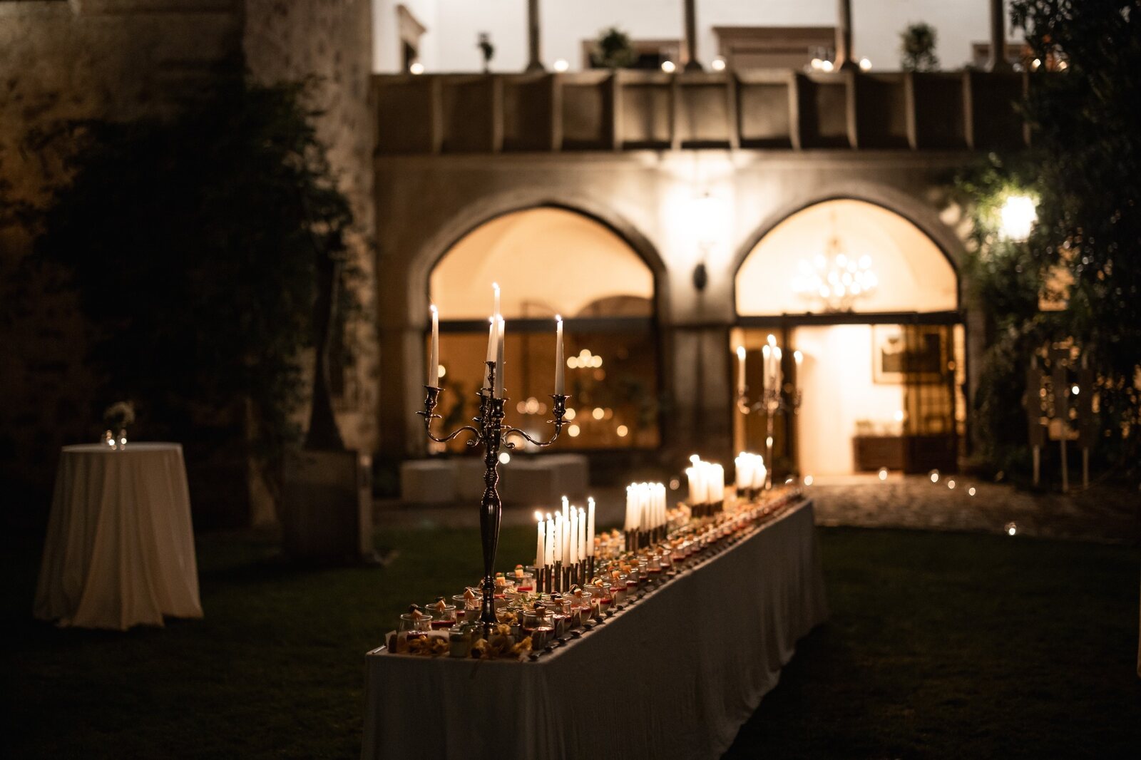 Il cortile illuminato per la sera