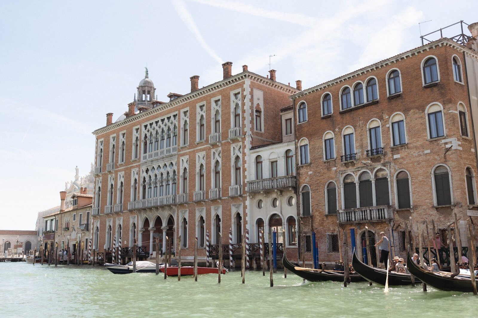 Palazzi e gondole lungo un canale di Venezia