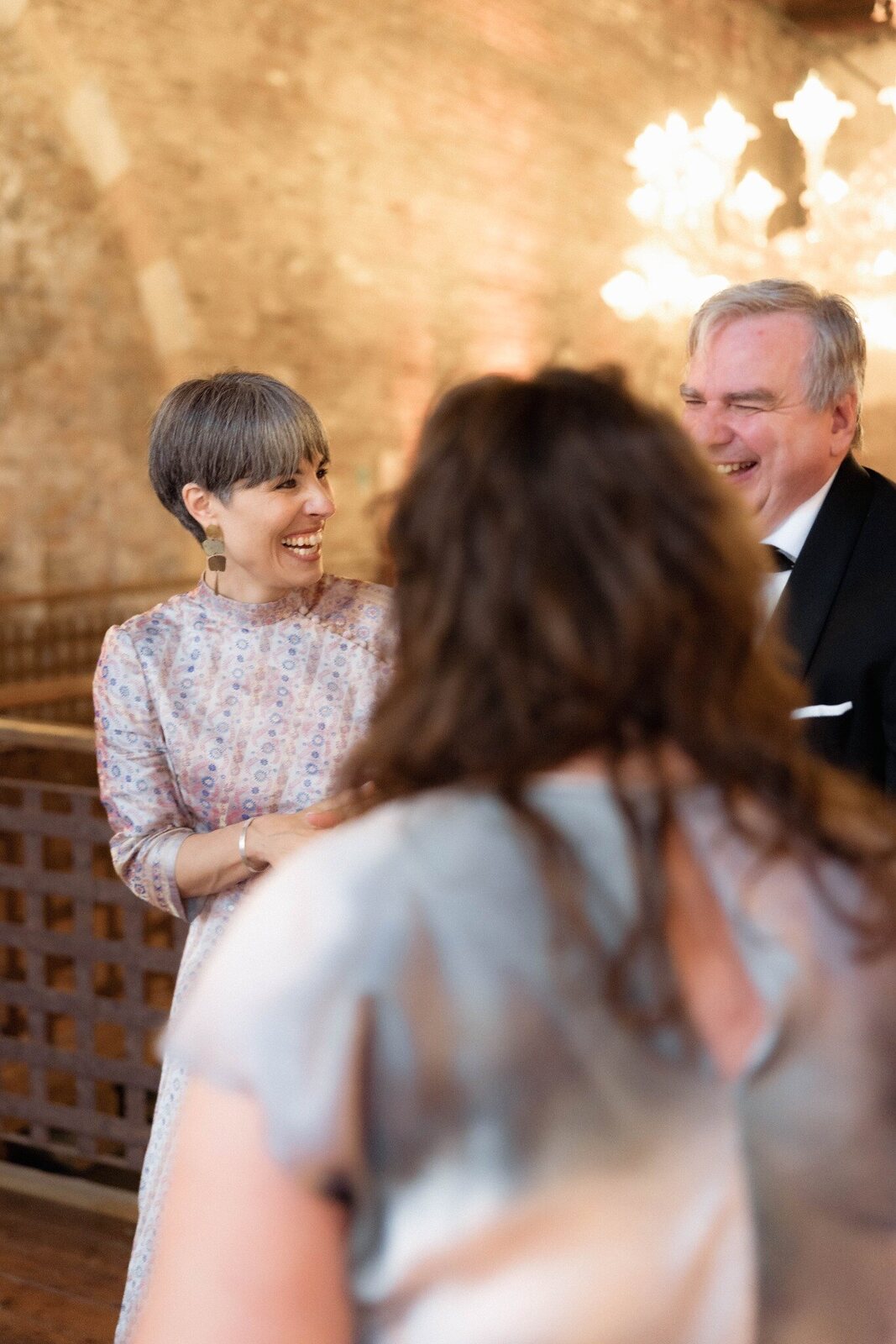 Alicia accolta dagli ospiti
