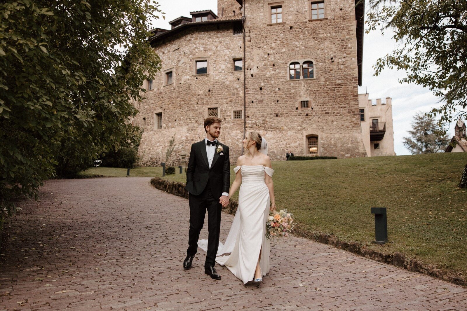 Rebecca ed Elliott davanti a Schloss Freudenstein
