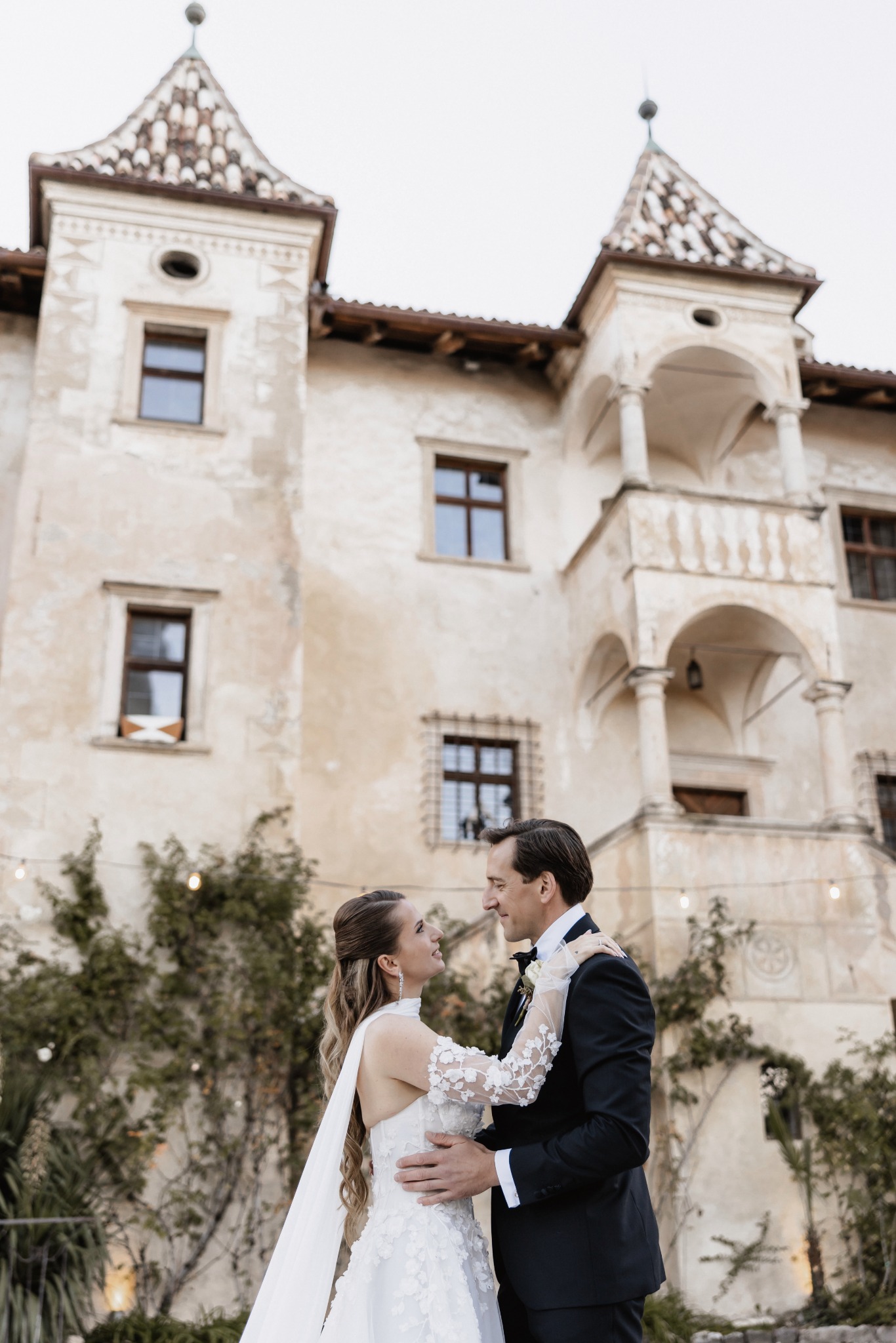 Sanela e Oliver si abbracciano davanti alla tenuta