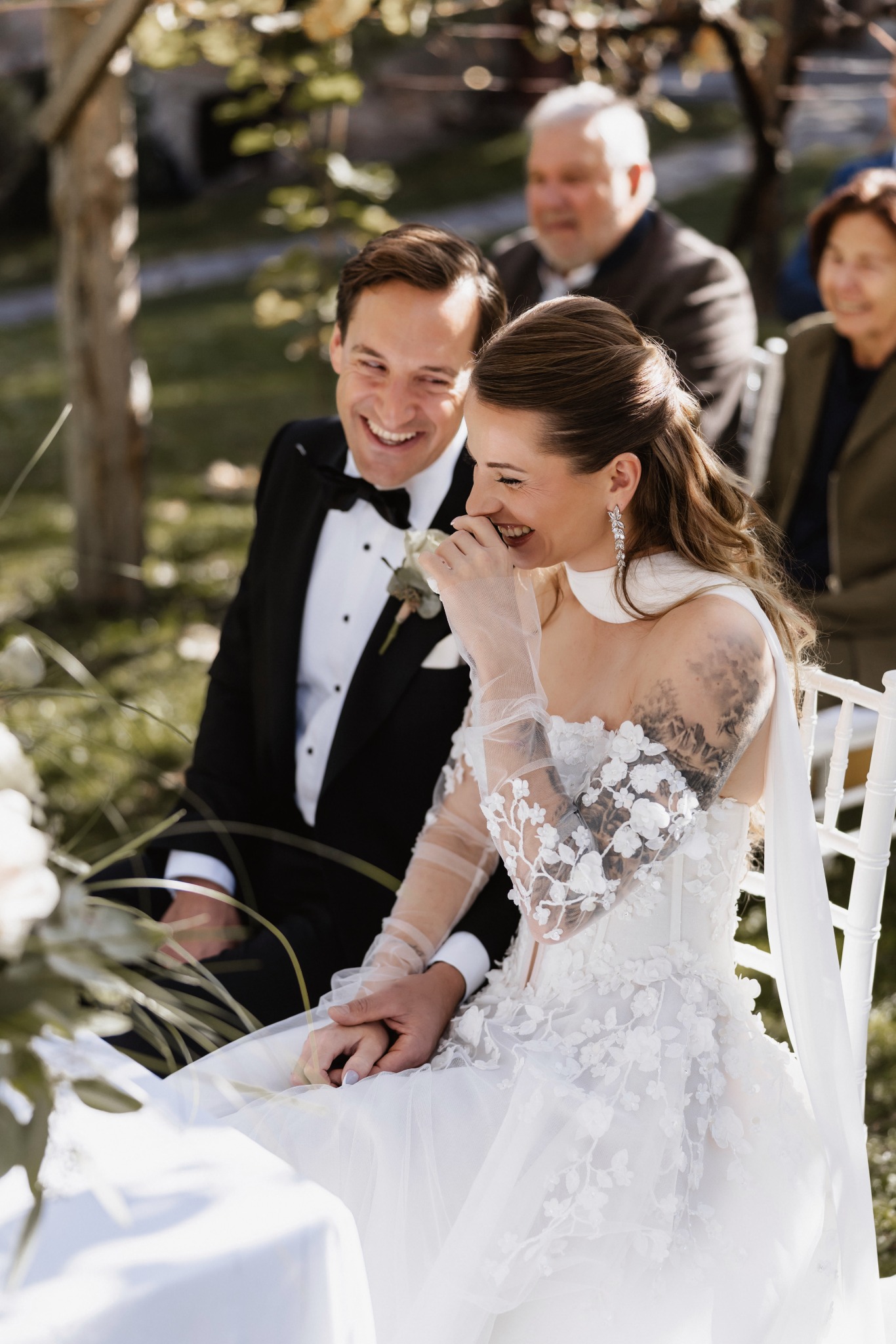 Sanela e Oliver sorridono durante la cerimonia ad Ansitz Zinnenberg