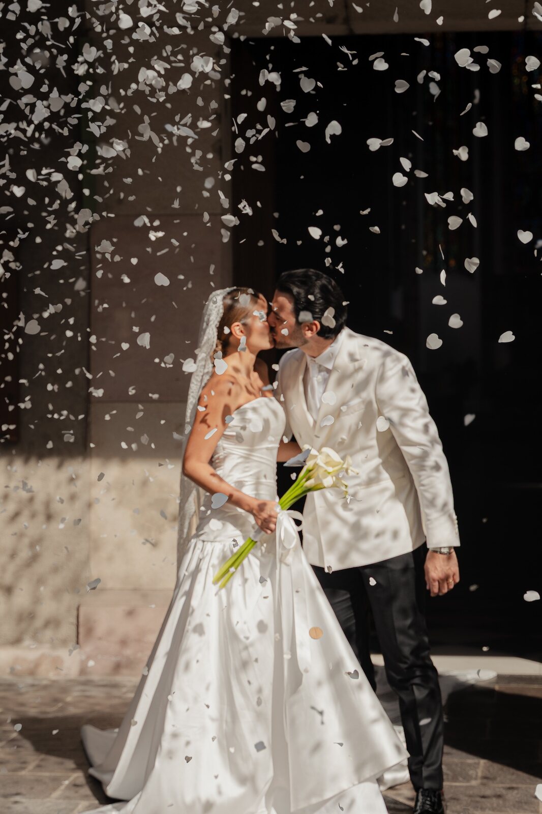 Sara e Luca sorridono insieme all’uscita dalla cerimonia