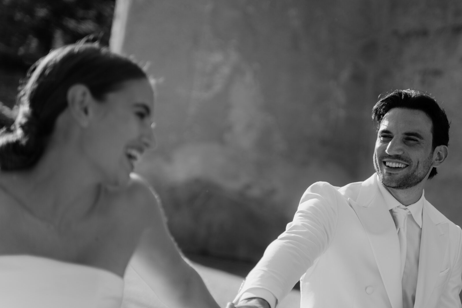 Sara e Luca sorridono durante il ricevimento