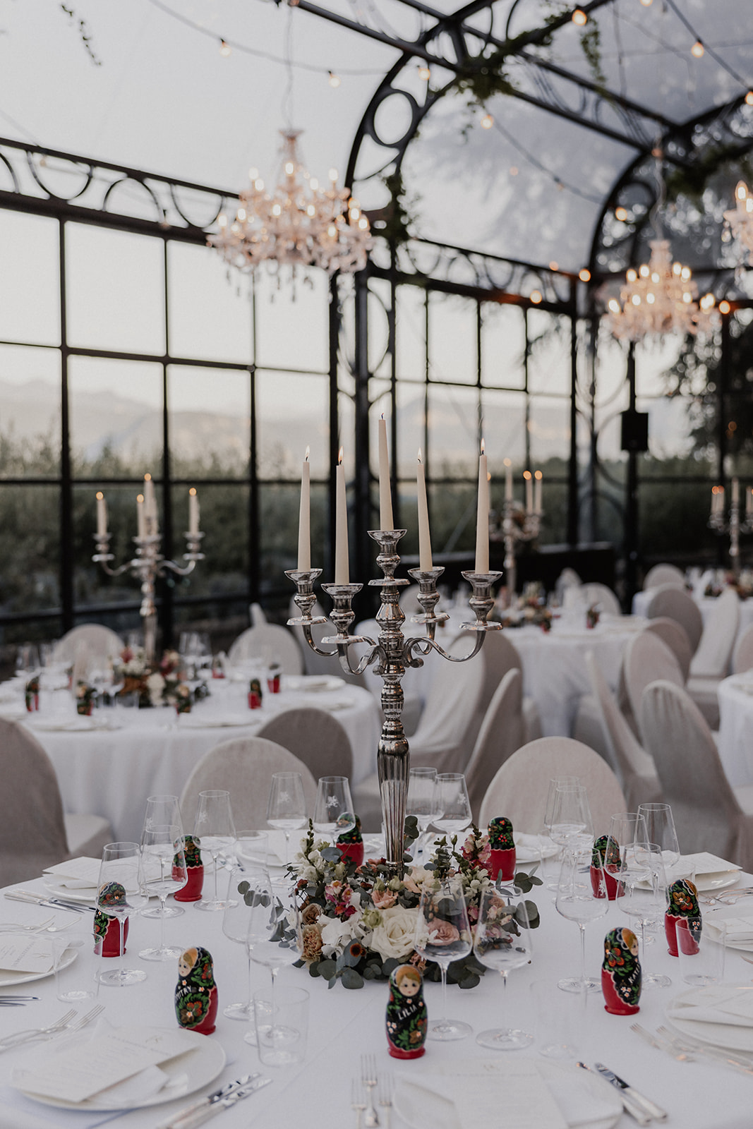 Le tavole e i fiori nell’Orangerie