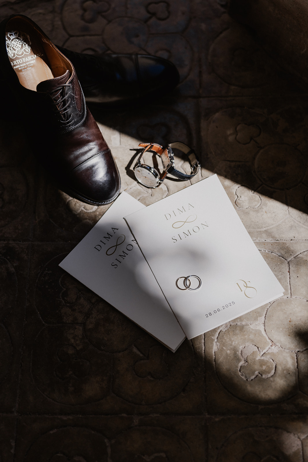 Le scarpe e la partecipazione del matrimonio