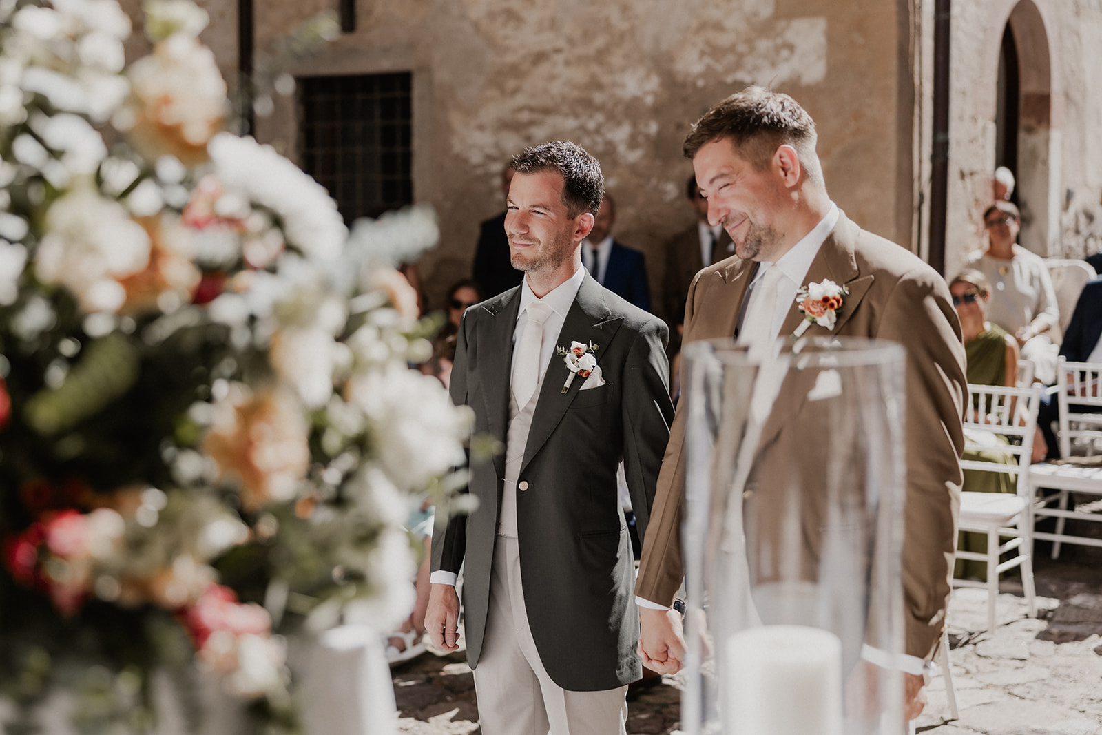 Simon e Dima si tengono per mano durante la cerimonia a Schloss Freudenstein