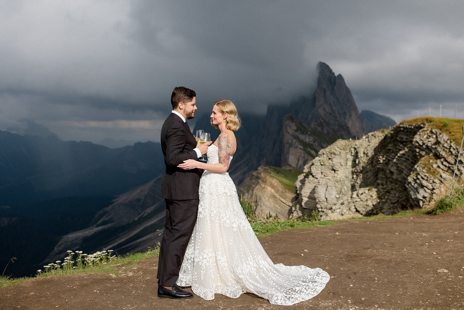 Tiago e Lindsey insieme sul Seceda, con le Dolomiti sullo sfondo