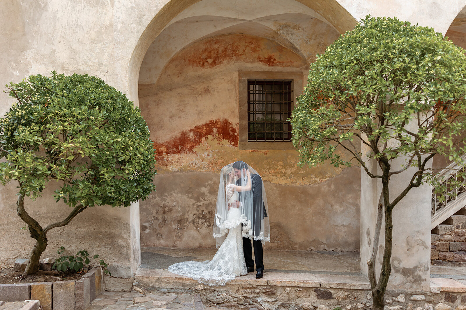 Valentina e Andrea avvolti dal velo nel cortile di Schloss Freudenstein